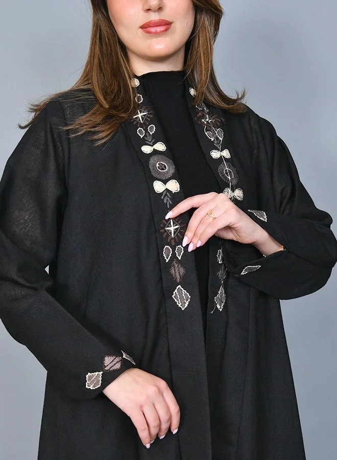 HAWRAA ABAYA Elegant black abaya with refined embroidered details, featuring a quarter-cloche silhouette
